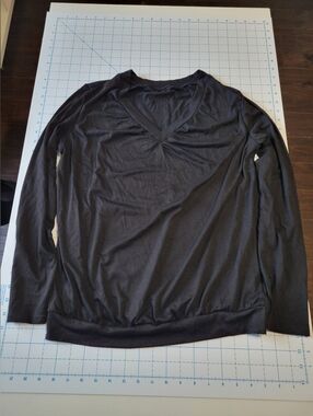 Women's Black V-Neck Long Sleeve Top